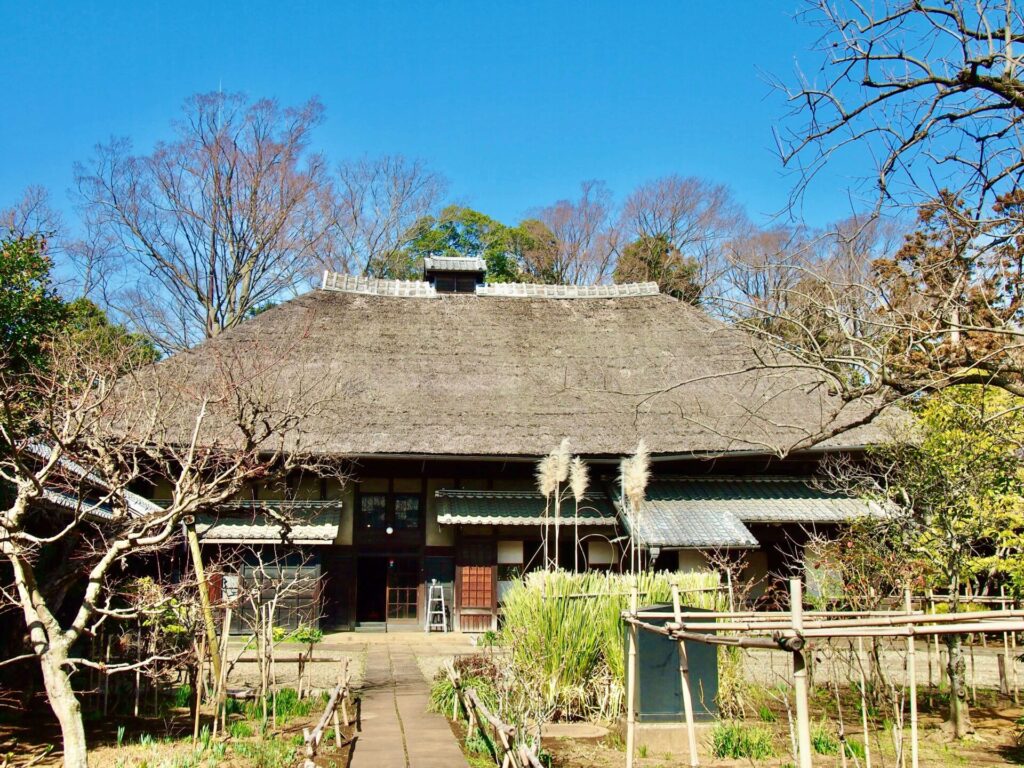 大きな茅葺屋根が特徴的な主屋