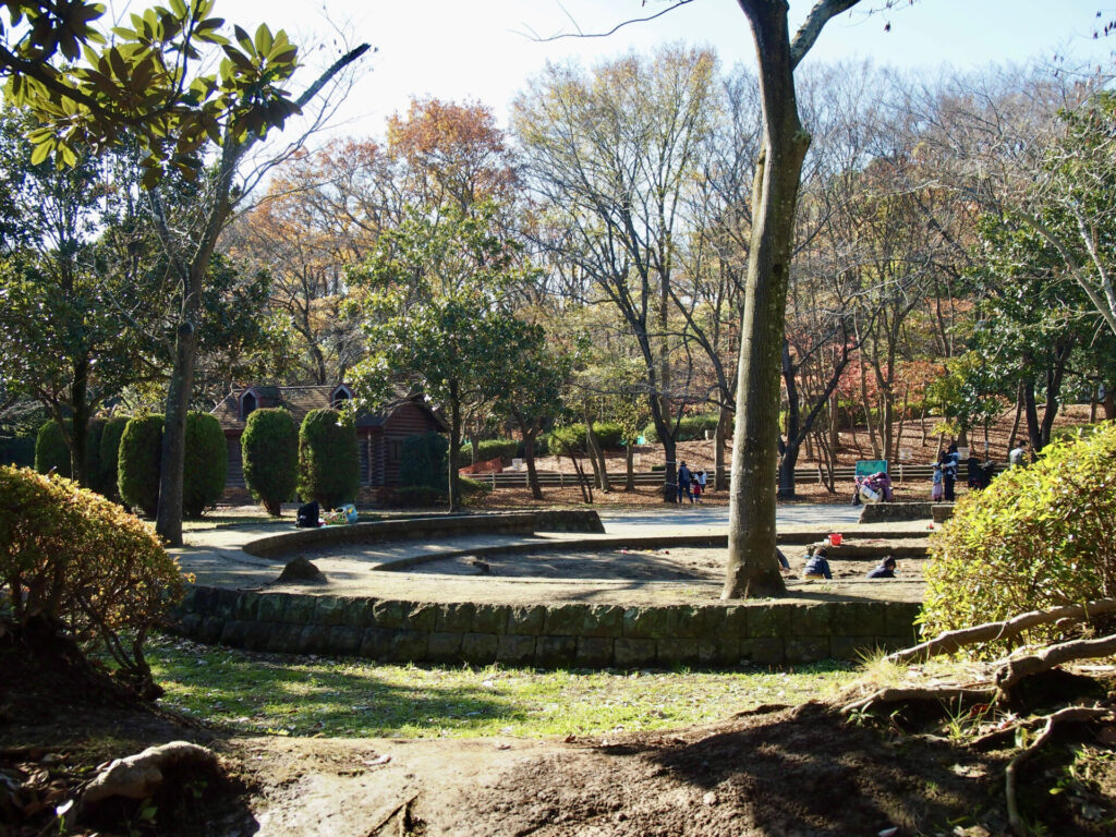 ⑥お砂場のある奥の公園