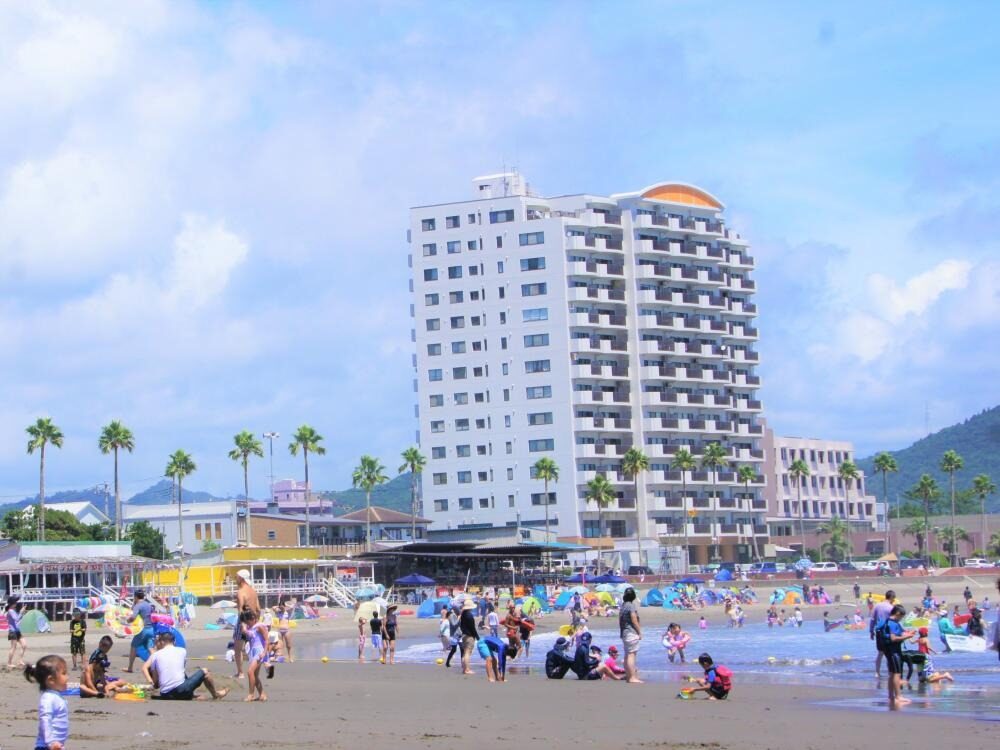 ①リゾート気分満喫「前原海水浴場」(鴨川)