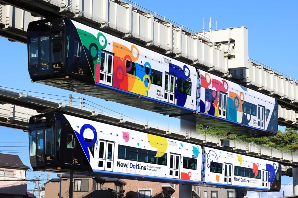 千葉モノレールで空中散歩！ギネス認定"空飛ぶ電車"で巡る千葉の魅力満載スポット5選　ラッピングモノレール車両