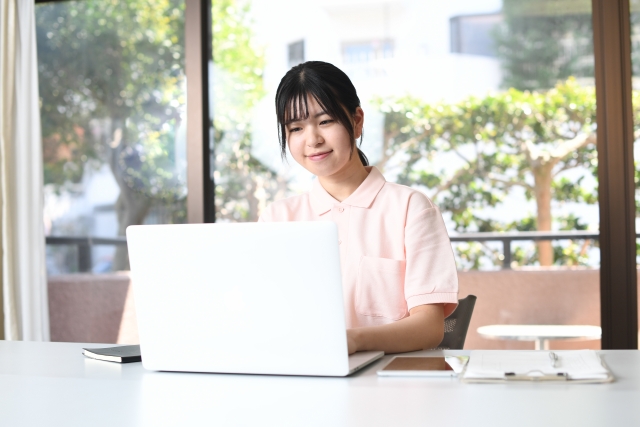 【在宅医療】訪問看護の計画を立てる『ケアマネージャー』とは？関連する職業も紹介