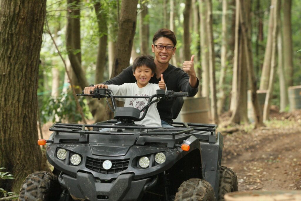【スポット②】アウトドアフィールドCIMAX × 東京バギー村｜大人も子どもも森の中でバギー体験