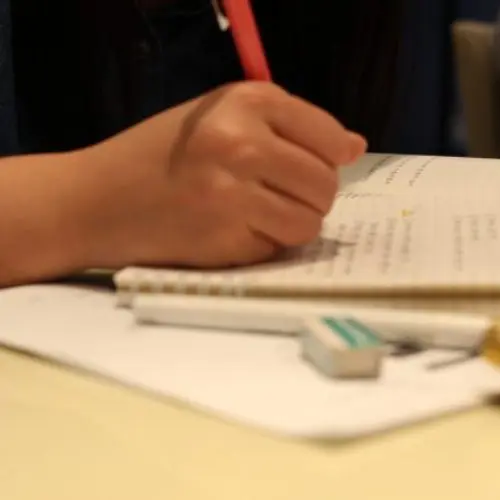 文字を書いている子供の手