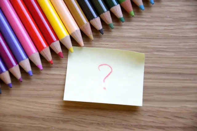 色鉛筆とクエスチョンマークが書かれた付箋