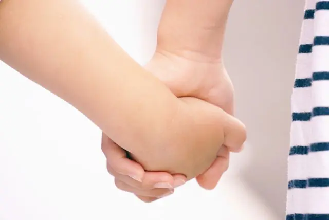 手をつないでいる子供たち
