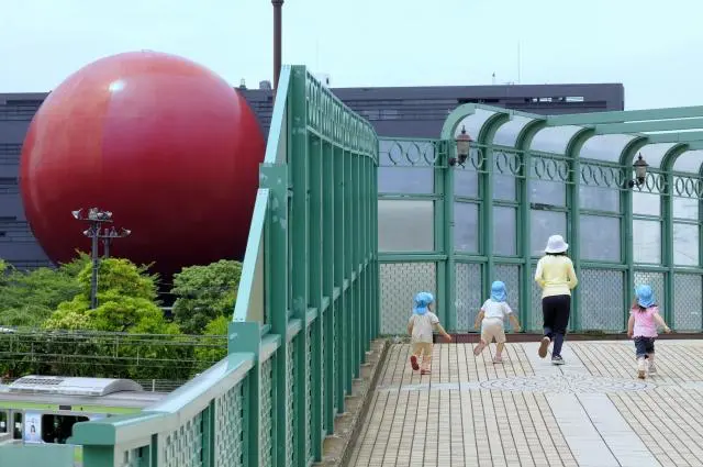 一緒に走る園児と先生