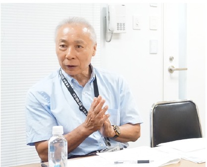 菅野雅彦さんのインタビューの様子